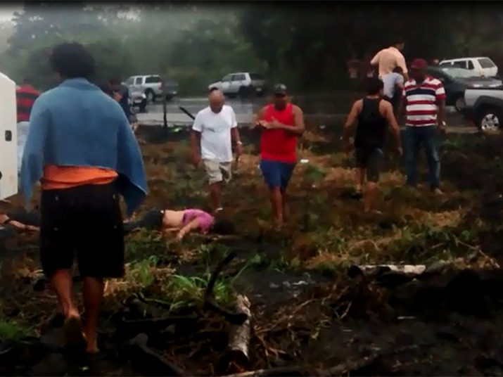 Idosa morre e 16 ficam feridos após micro-ônibus de prefeitura tombar na BR
