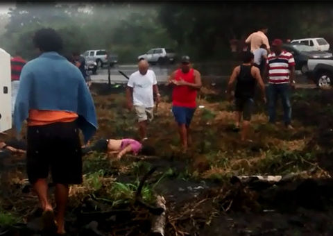 Idosa morre e 16 ficam feridos após micro-ônibus de prefeitura tombar na BR