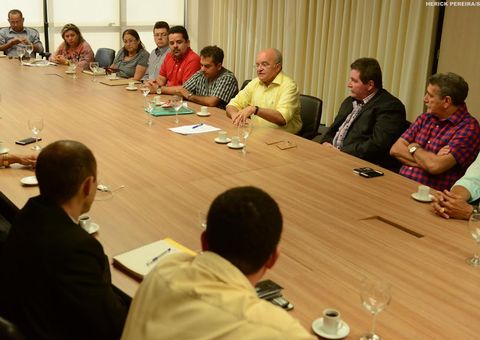 Melo reúne com  lideranças de trabalhadores  e abre contas do governo