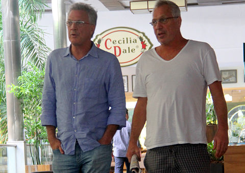 Pedro Bial chama atenção por semelhançã com irmão durante passeio