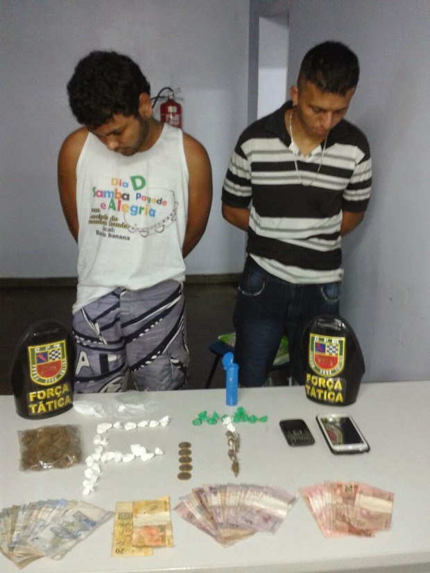 Força Tática prende homens que comercializavam drogas
