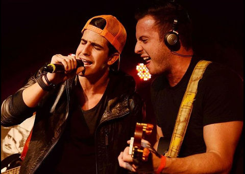 Claudia Raia e Celulari babam pelo filho, Enzo, em estreia como cantor