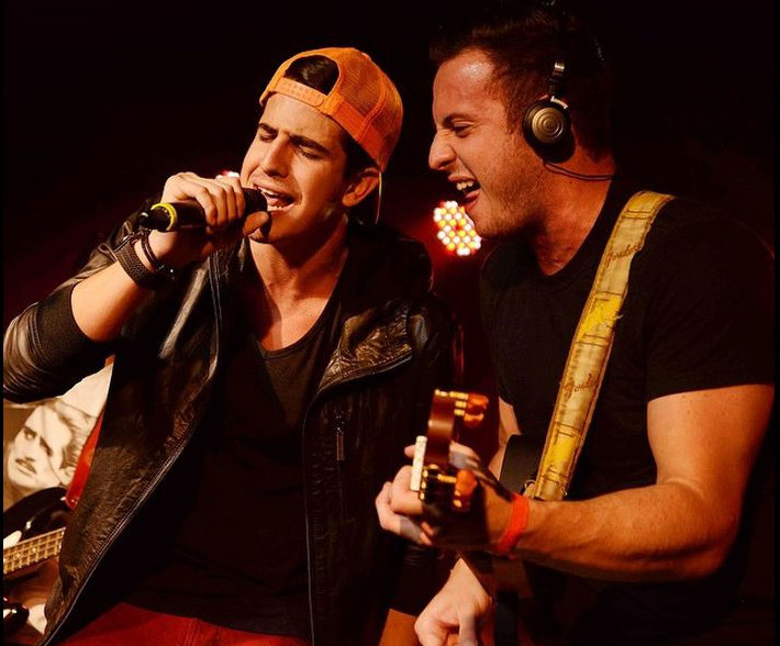 Claudia Raia e Celulari babam pelo filho, Enzo, em estreia como cantor