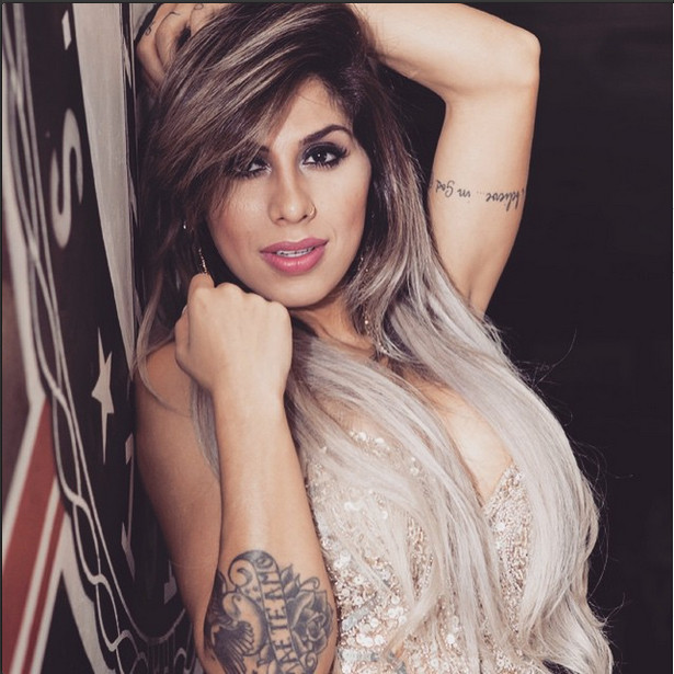 Sem calcinha, Vanessa Mesquita mostra resultado de bronzeamento