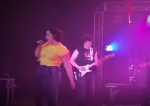 Palco de rock é invadido por fãs e o pior acontece