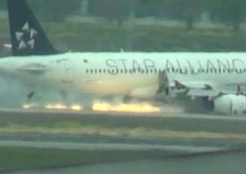 Com motor em chamas, avião faz pouso de emergência em Istambul