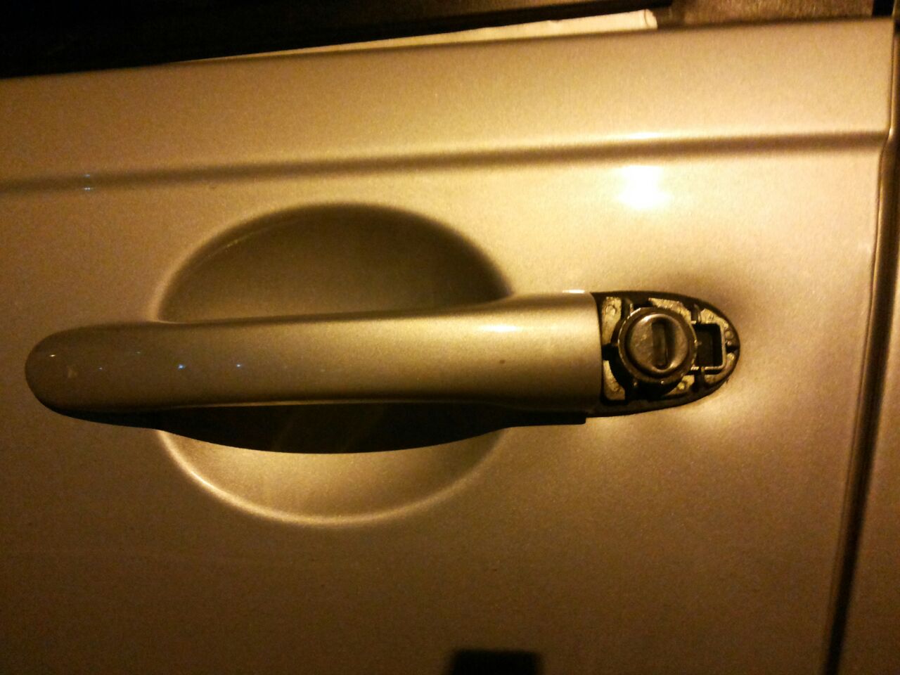   Cliente tem carro arrombado dentro de supermercado de Manaus