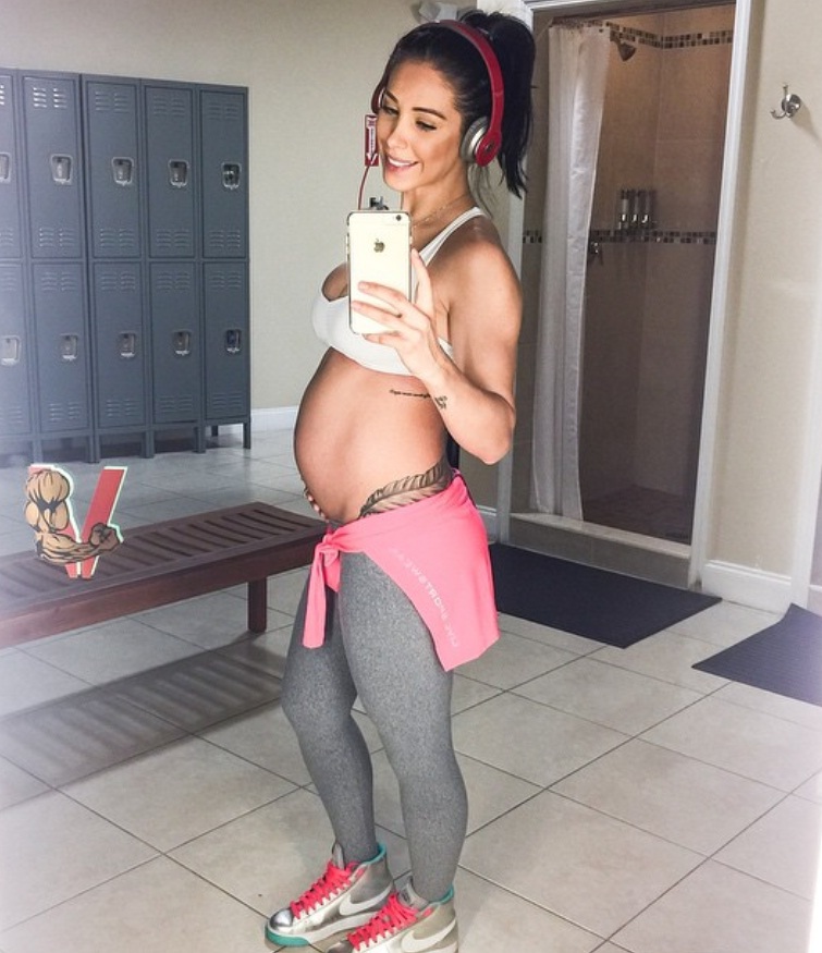 Musa Fitness Bella Falconi impressiona na academia, com barrigão de seis meses