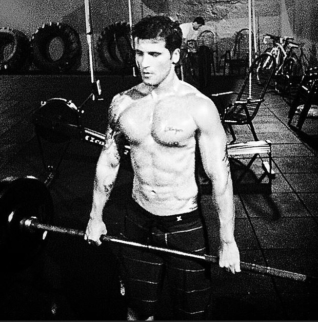 Sem camisa, Bruno Gagliasso mostra corpo sarado e empolga mulherada