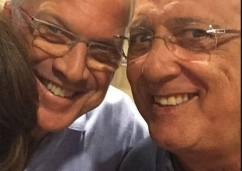 Galvão Bueno dá selinho em Pedro Bial e 'causa' na internet