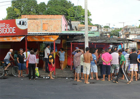 Depois de beber com a mulher e brigar, leva facadas e morre