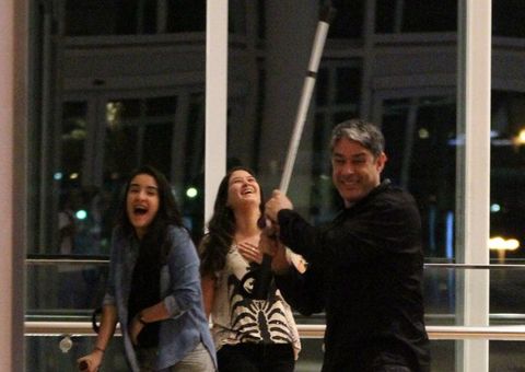 Engraçadinho, William Bonner finge bater em paparazzi durante passeio