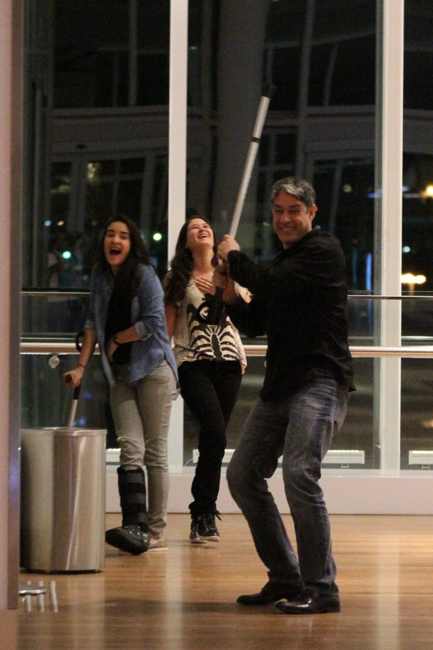 Engraçadinho, William Bonner finge bater em paparazzi durante passeio