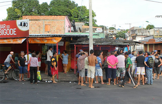Depois de beber com a mulher e brigar, leva facadas e morre