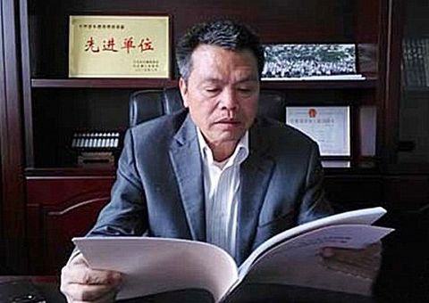 Milionário manda demolir cidade natal para construir condomínio de luxo como forma de agradecimento