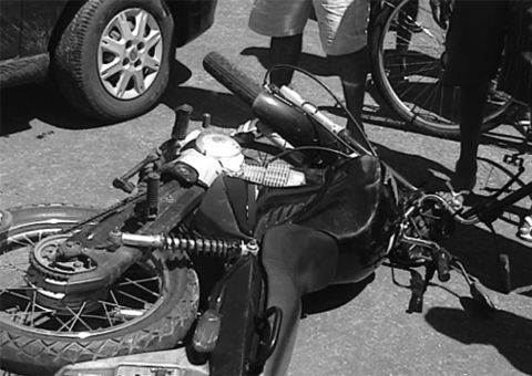 Caiu de moto com a mulher do vizinho