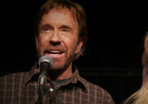 Internet bomba com notícia de que Chuck Norris virou pastor evangélico