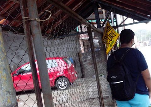 Dono de oficina põe grade em parada de ônibus