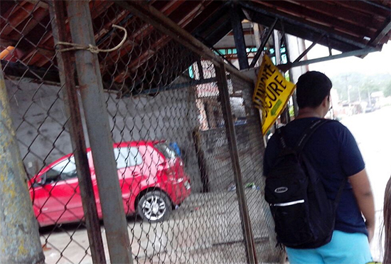 Dono de oficina põe grade em parada de ônibus