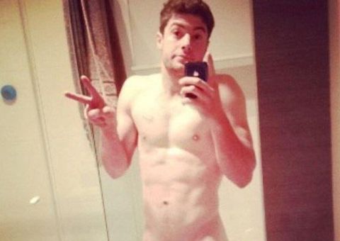 Nova moda: homens tiram selfies com pênis escondido