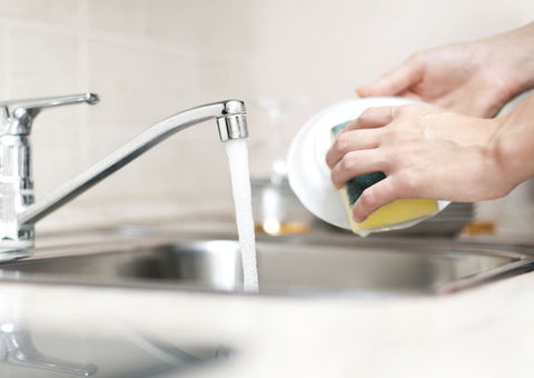 Homem que lava louça é mais feliz, diz pesquisa