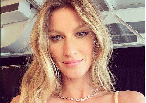 Gisele Bundchen posa nua para capa comemorativa da Vogue