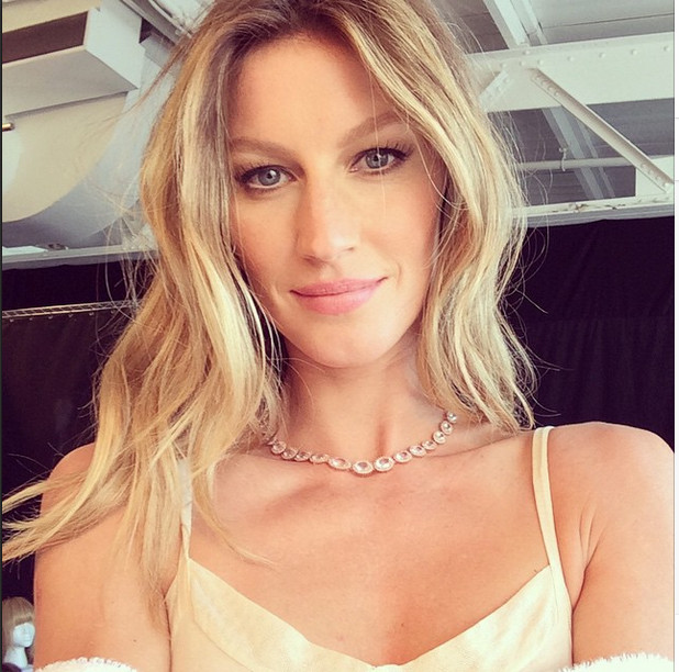 Gisele Bundchen posa nua para capa comemorativa da Vogue