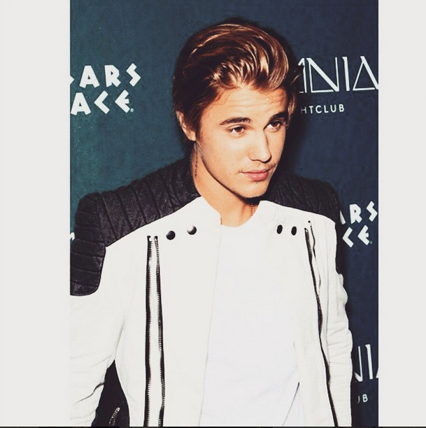 Justin Bieber ataca de penetra em baile de formatura e causa furor