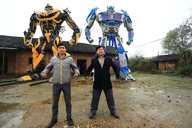 Pai e filho faturam mais de R$ 500 mil construindo Transformers de sucata de carros