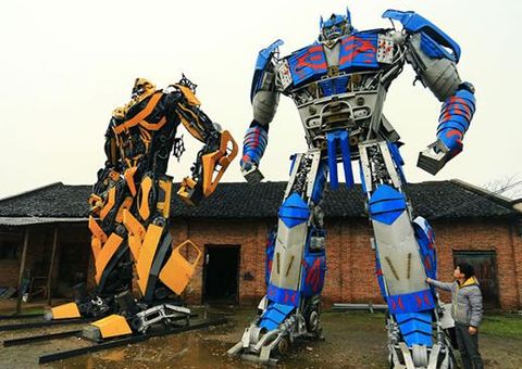 Pai e filho faturam mais de R$ 500 mil construindo Transformers de sucata de carros