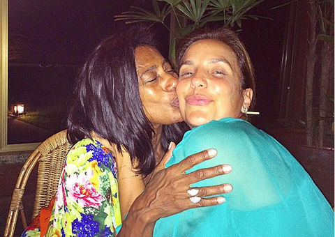 Ivete Sangalo posa de cara limpa com Glória Maria e fãs detonam