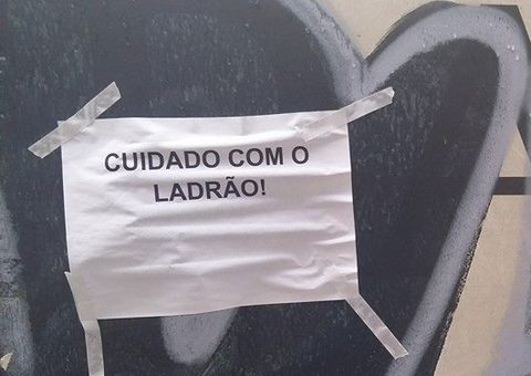 Mulher é assaltada em parada de ônibus e resolve alertar passageiros de Manaus