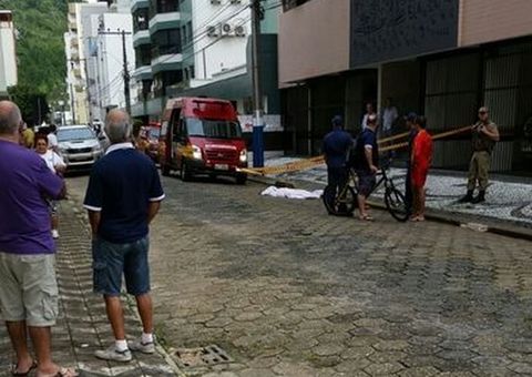 Mulher com depressão comete suicídio ao se lançar nua do apartamento onde morava; vizinho filmou