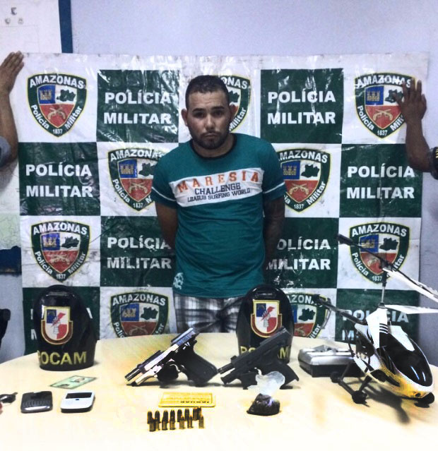 Homem com identidade falsa é preso com arma e munição