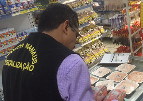 Mercados são multados por venda de produtos vencidos