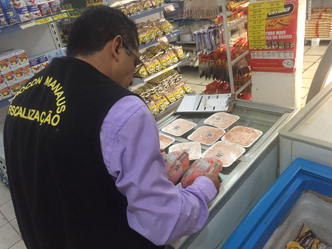 Mercados são multados por venda de produtos vencidos