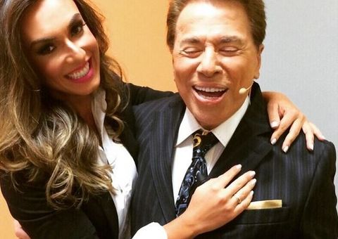Maôe! Silvio Santos posa sorridente ao lado de Nicole Bahls