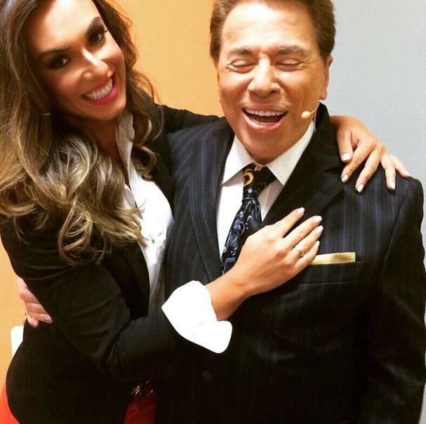 Maôe! Silvio Santos posa sorridente ao lado de Nicole Bahls