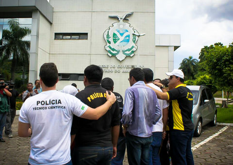 Vídeo e fotos mostram a manifestação de policiais e professores no Amazonas