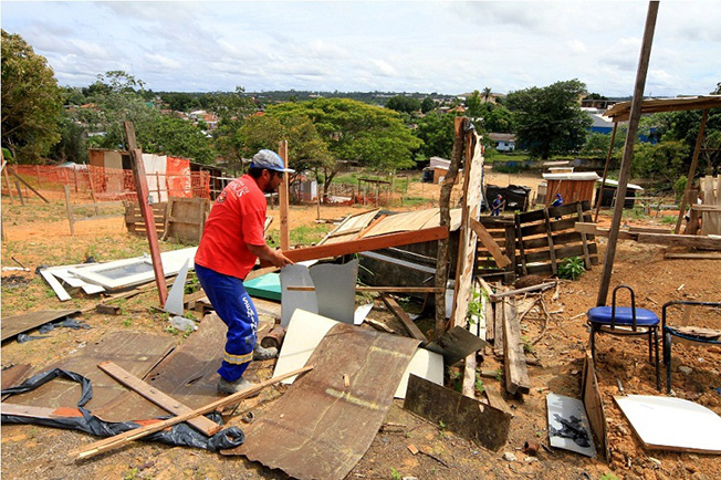Invasão em área pública no Santa Etelvina é desmontada