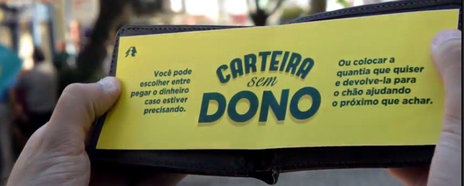 Ação espalha carteiras na rua para ajudar o próximo