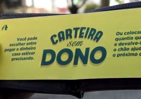 Ação espalha carteiras na rua para ajudar o próximo
