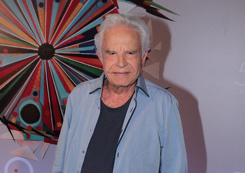 Cid Moreira impressiona em aula de pilates aos 87 anos