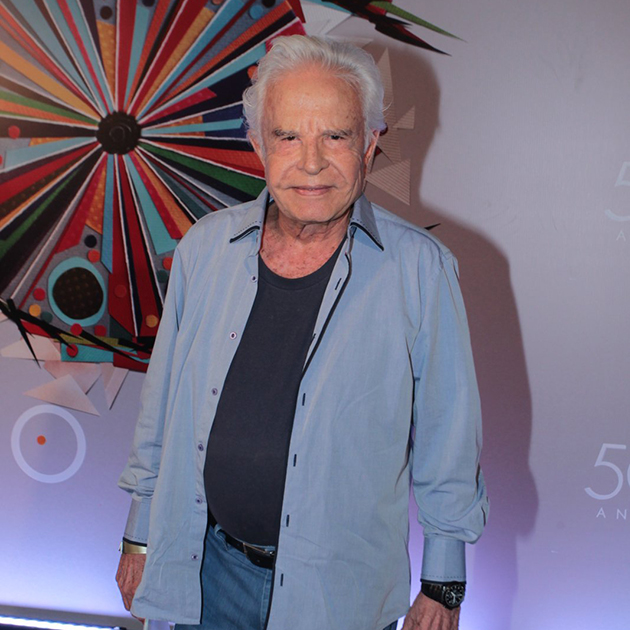 Cid Moreira impressiona em aula de pilates aos 87 anos