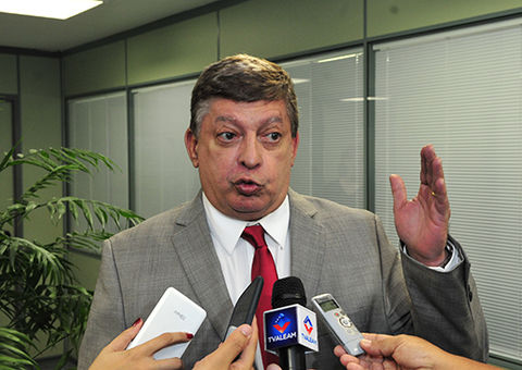 Presidente do TCE esclarece a deputados anteprojeto de reposição salarial