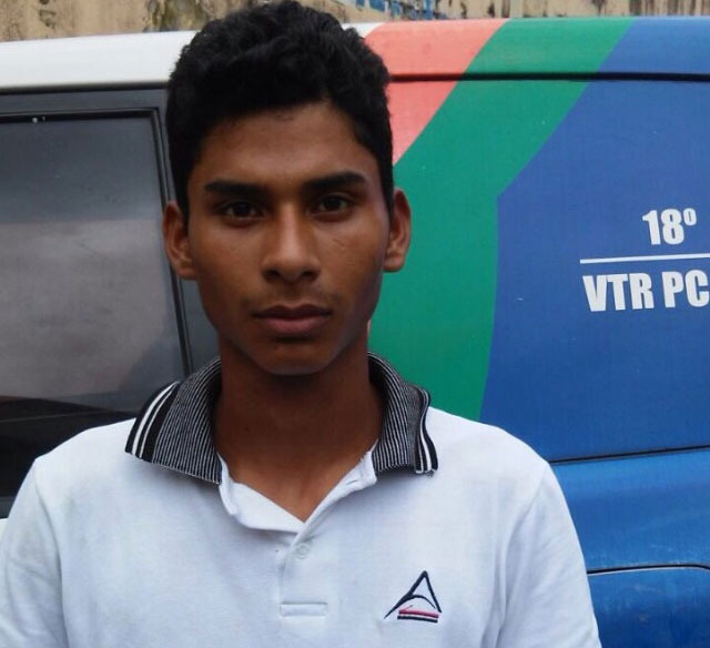 Jovem é preso e adolescente apreendido após roubo em micro ônibus 