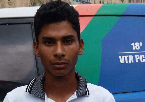 Jovem é preso e adolescente apreendido após roubo em micro ônibus 