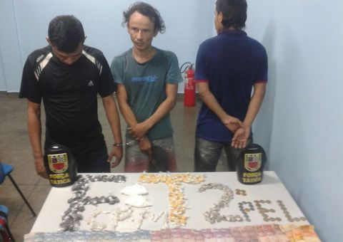  Dupla é presa com drogas e menor apreendido após denúncia anônima