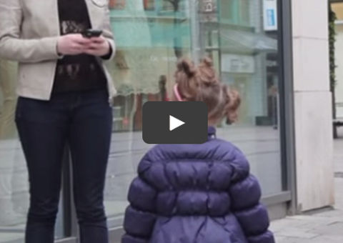 Vídeo impactante alerta: Pais viciados em celular colocam filhos em risco