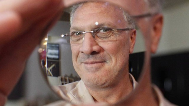 Após selinho em Galvão, Pedro Bial chama atenção no Instagram por fazer piada sobre partes íntimas